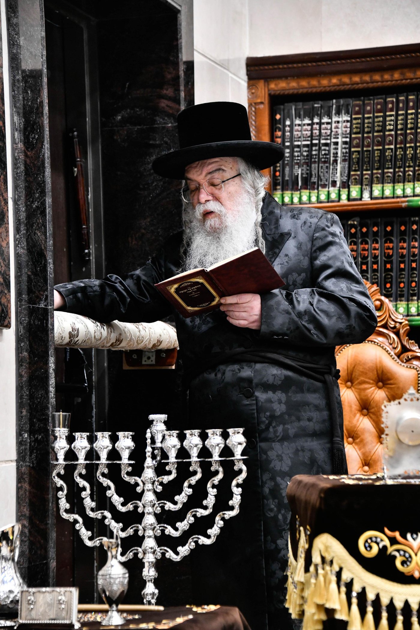 האדמו"ר מדארג בהדלקת נר חנוכה