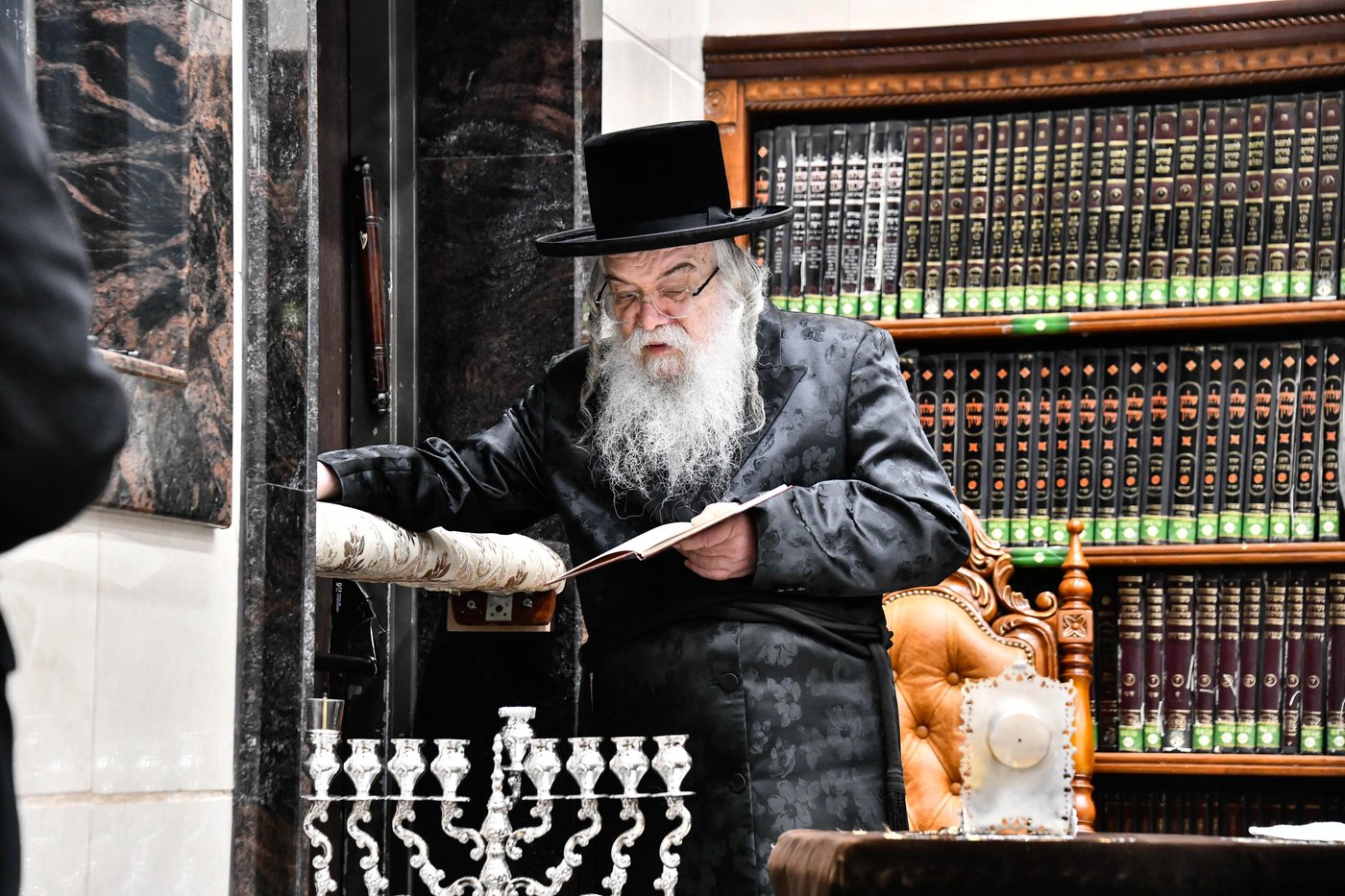 האדמו"ר מדארג בהדלקת נר חנוכה