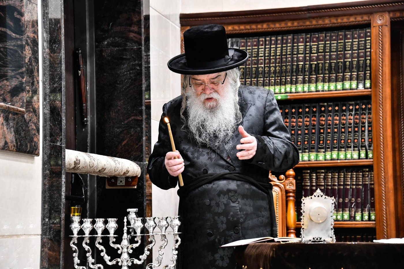 האדמו"ר מדארג בהדלקת נר חנוכה