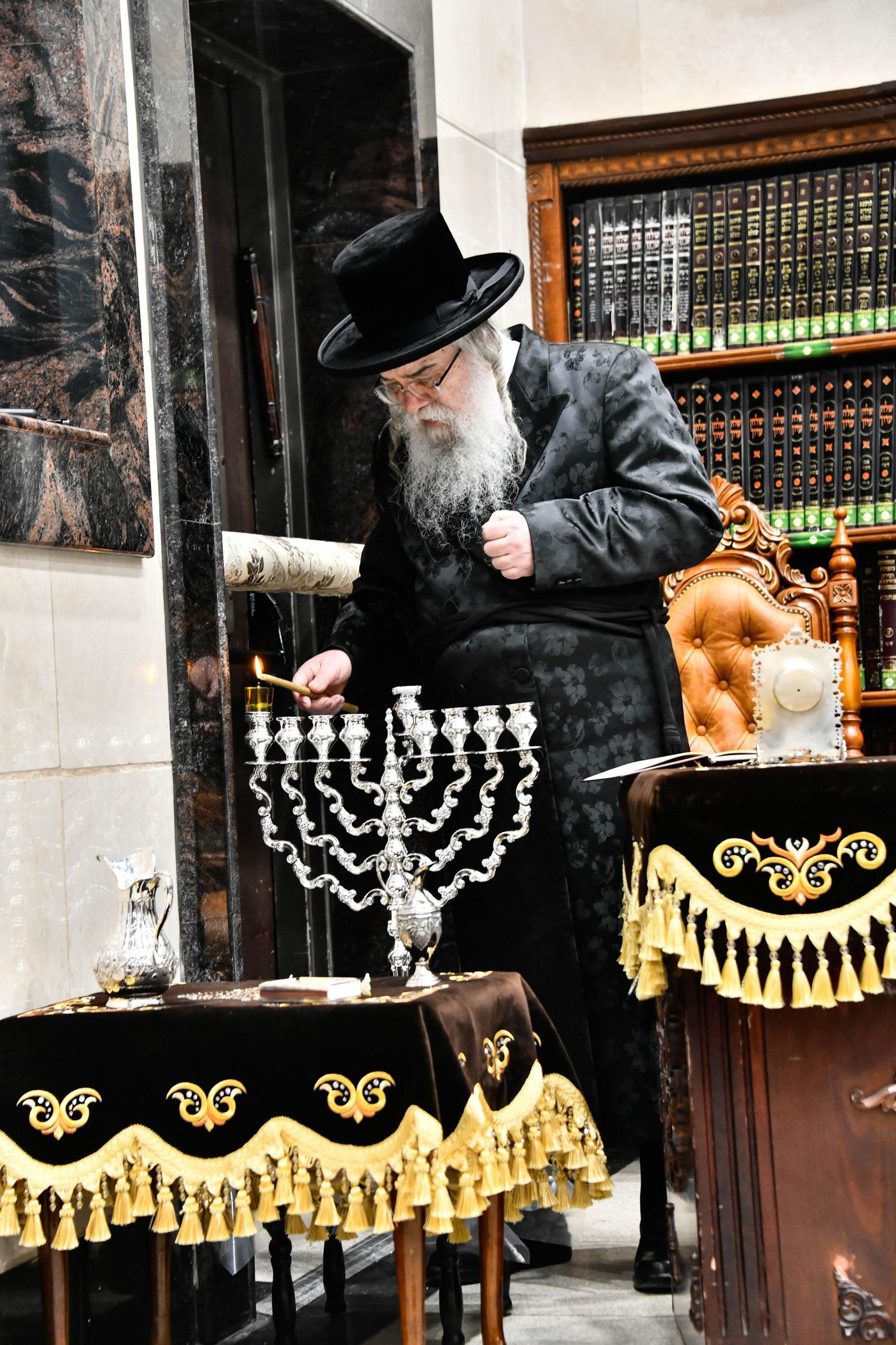 האדמו"ר מדארג בהדלקת נר חנוכה