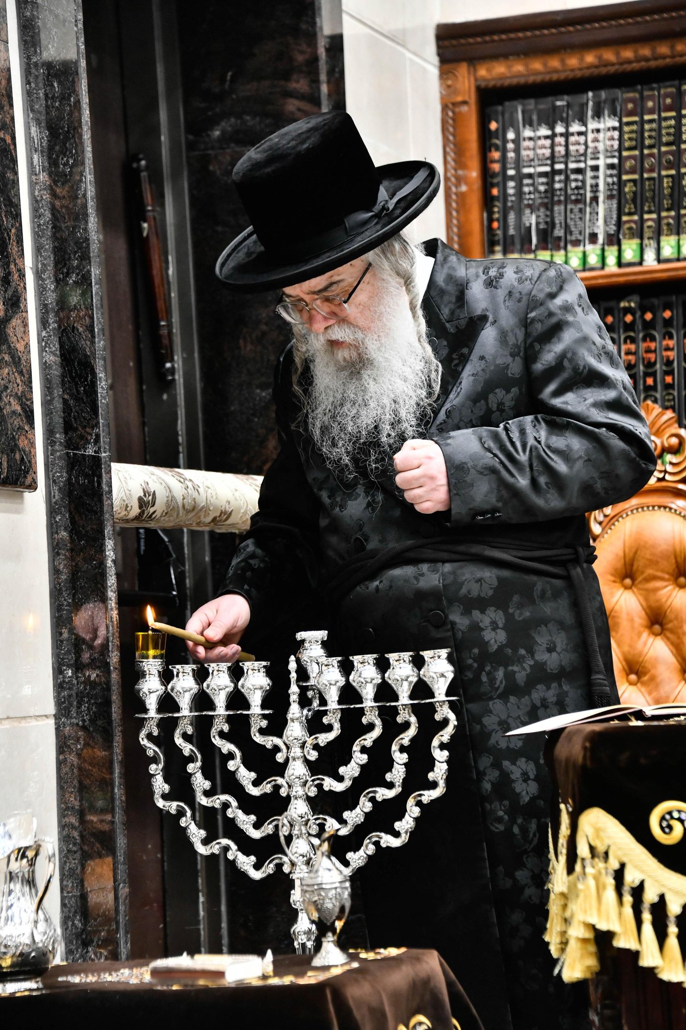 האדמו"ר מדארג בהדלקת נר חנוכה