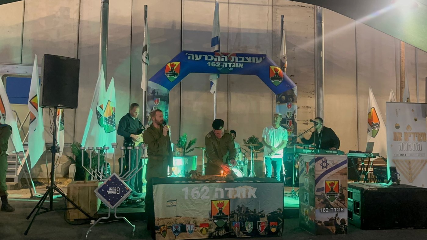 לוחמי צה"ל מדליקים נר ראשון של חנוכה