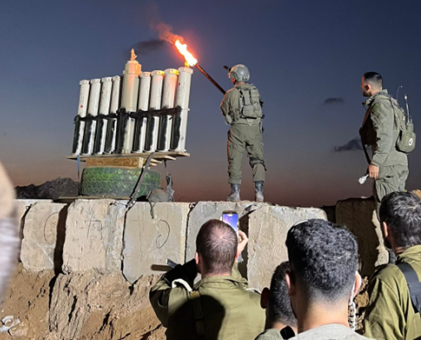 כך נראית הדלקת נר ראשון של חנוכה בכנסת - וכך זה נראה בשטח אויב | גלריה