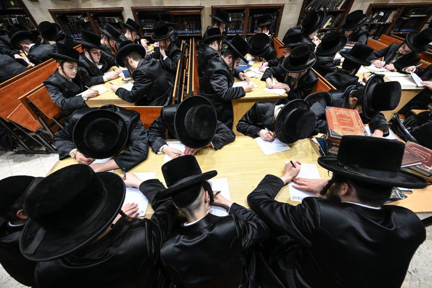 האדמו"ר מצאנז בהדלקת נרות חנוכה