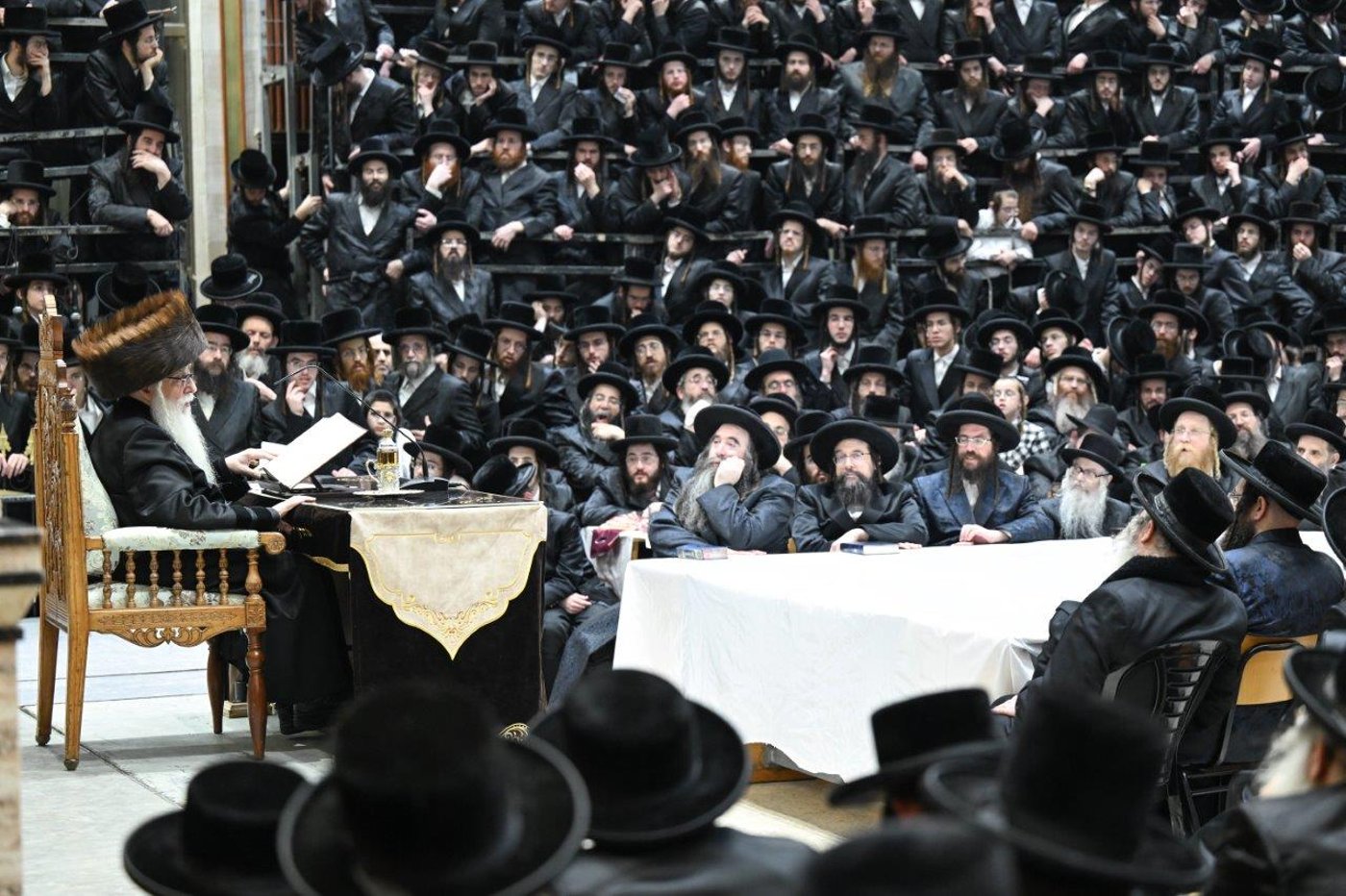 האדמו"ר מצאנז בהדלקת נרות חנוכה