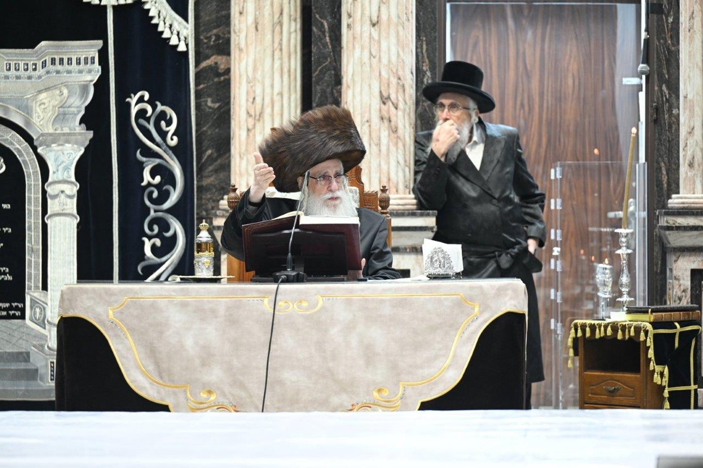 האדמו"ר מצאנז בהדלקת נרות חנוכה