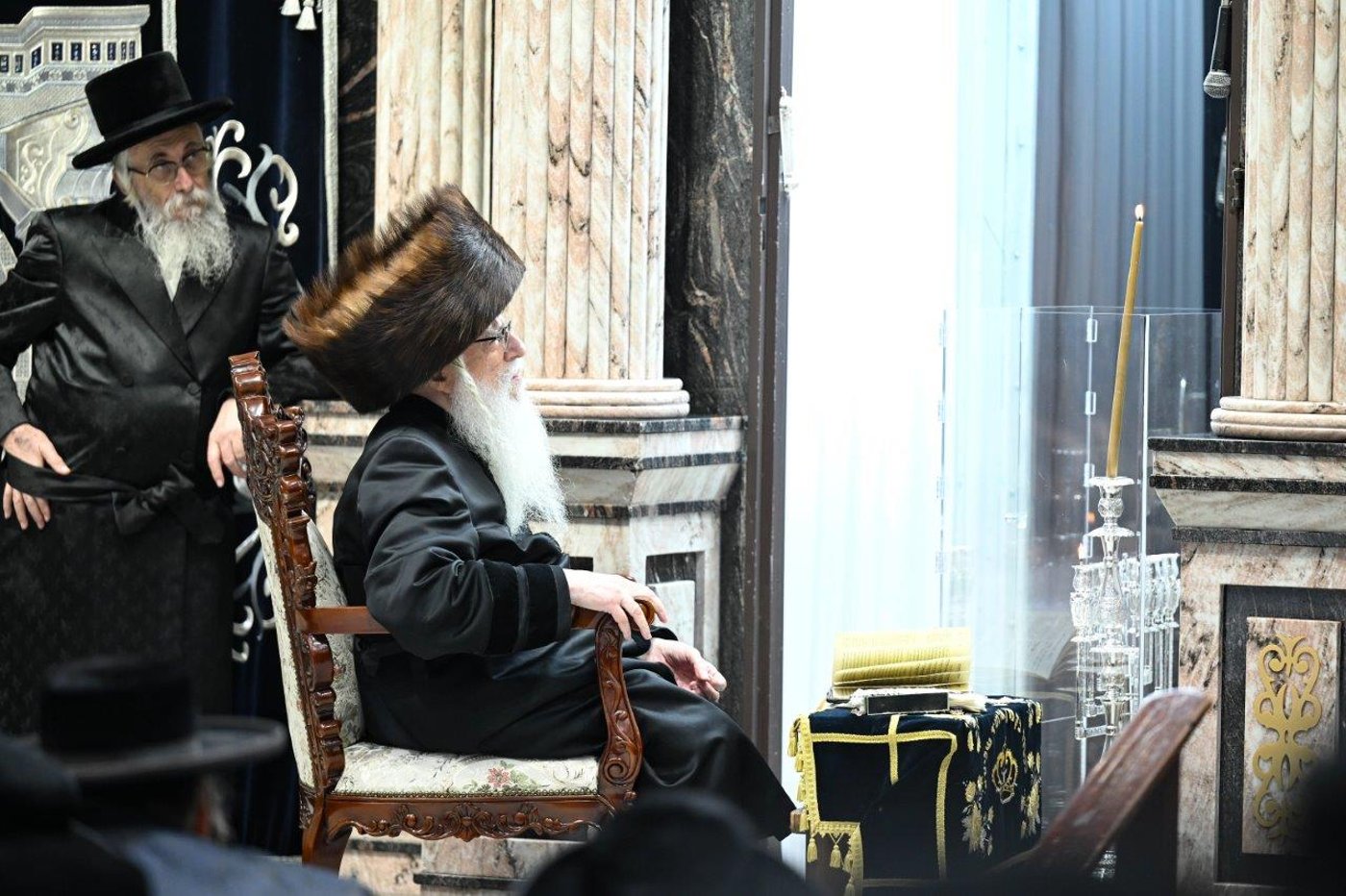 האדמו"ר מצאנז בהדלקת נרות חנוכה