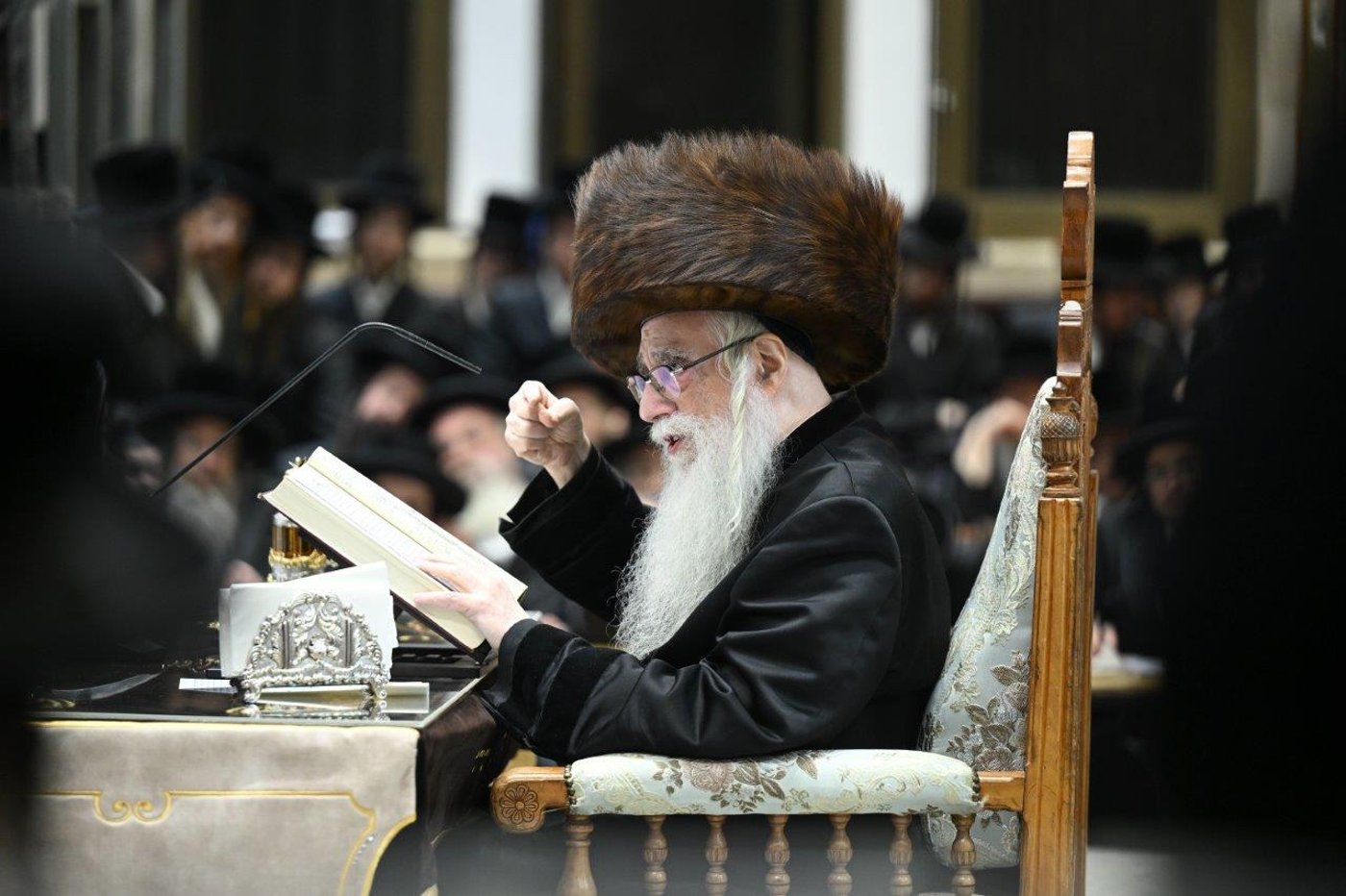 האדמו"ר מצאנז בהדלקת נרות חנוכה