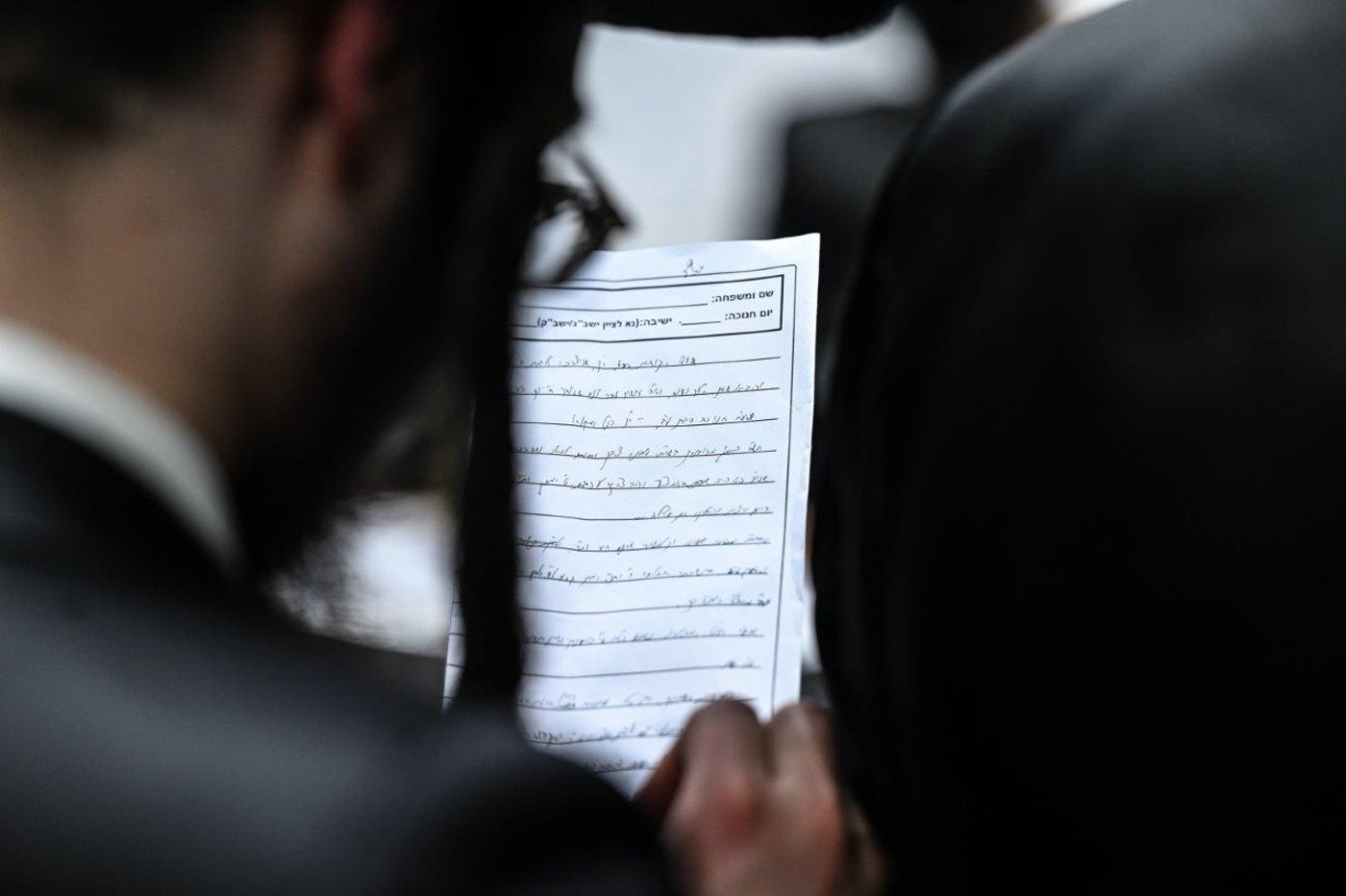 האדמו"ר מצאנז בהדלקת נרות חנוכה