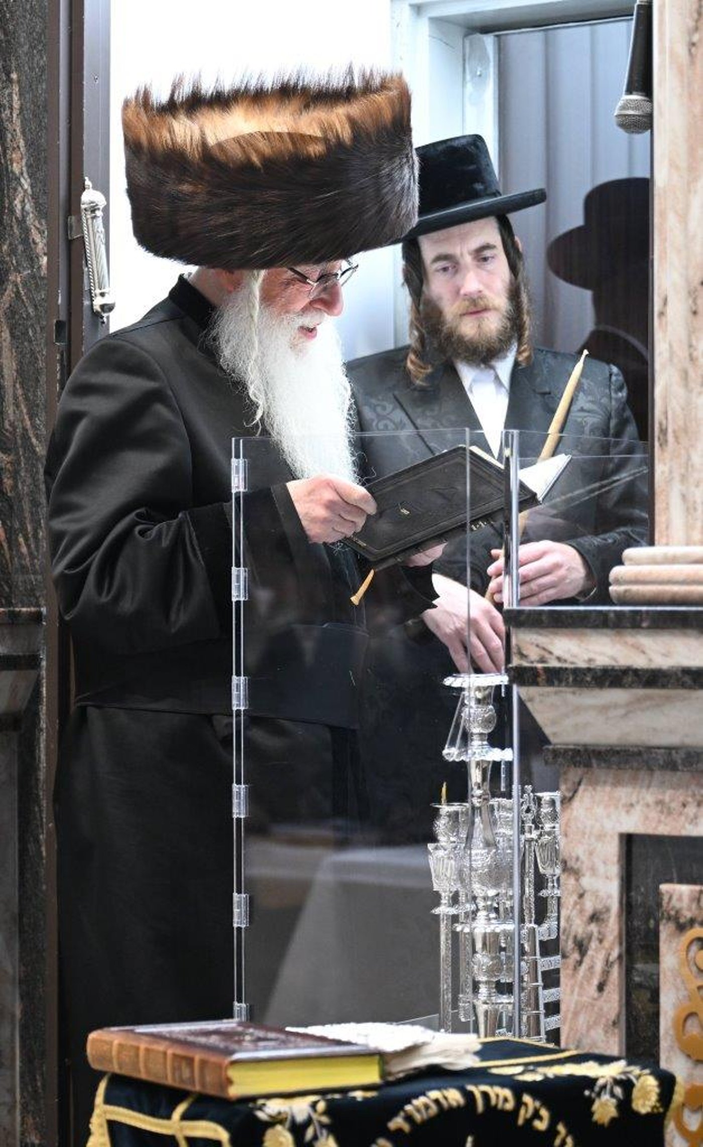 האדמו"ר מצאנז בהדלקת נרות חנוכה