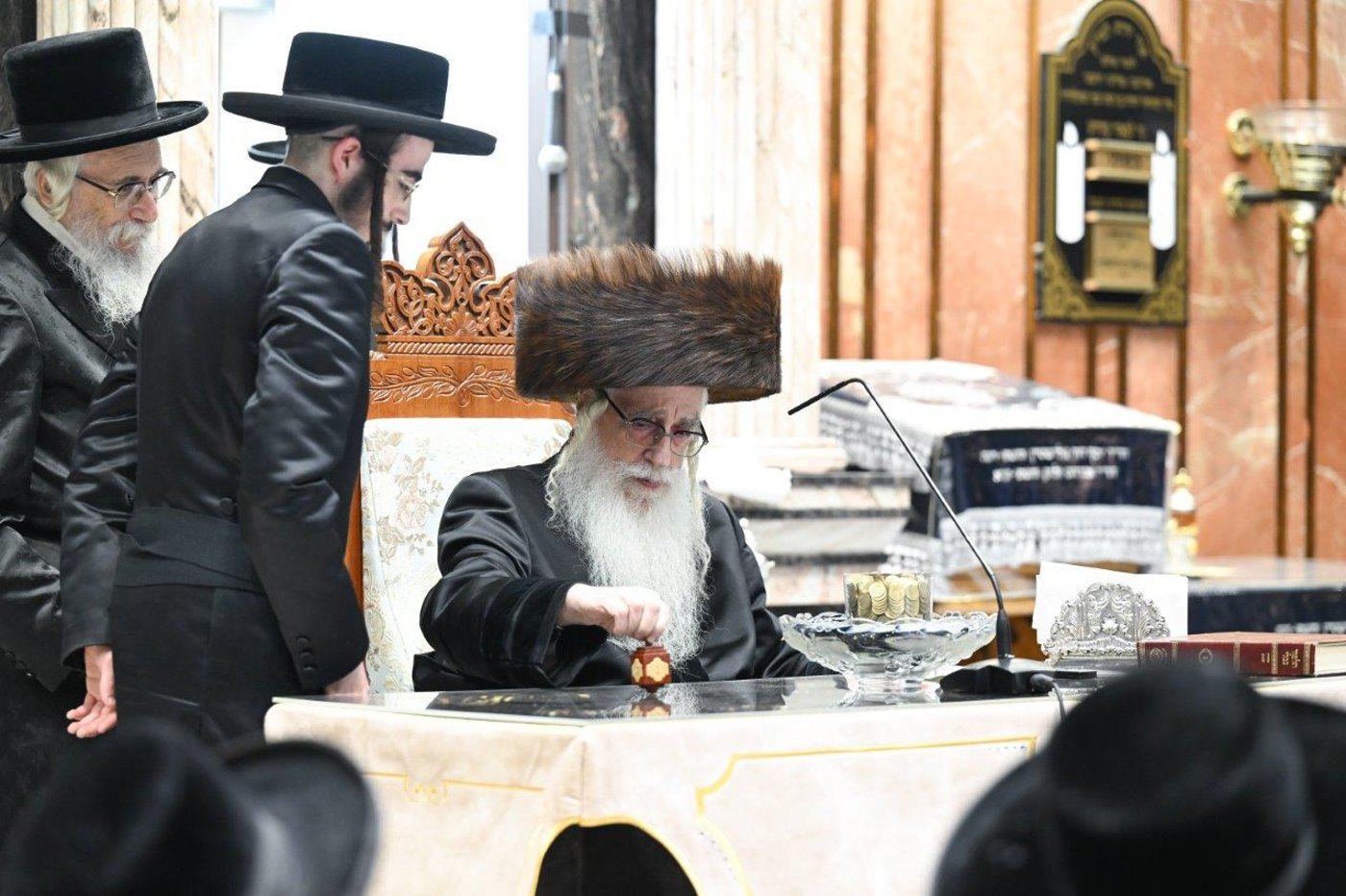 האדמו"ר מצאנז בהדלקת נרות חנוכה