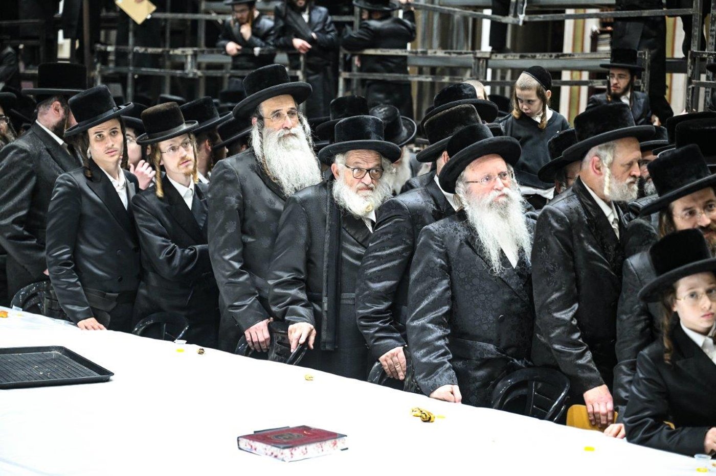 האדמו"ר מצאנז בהדלקת נרות חנוכה