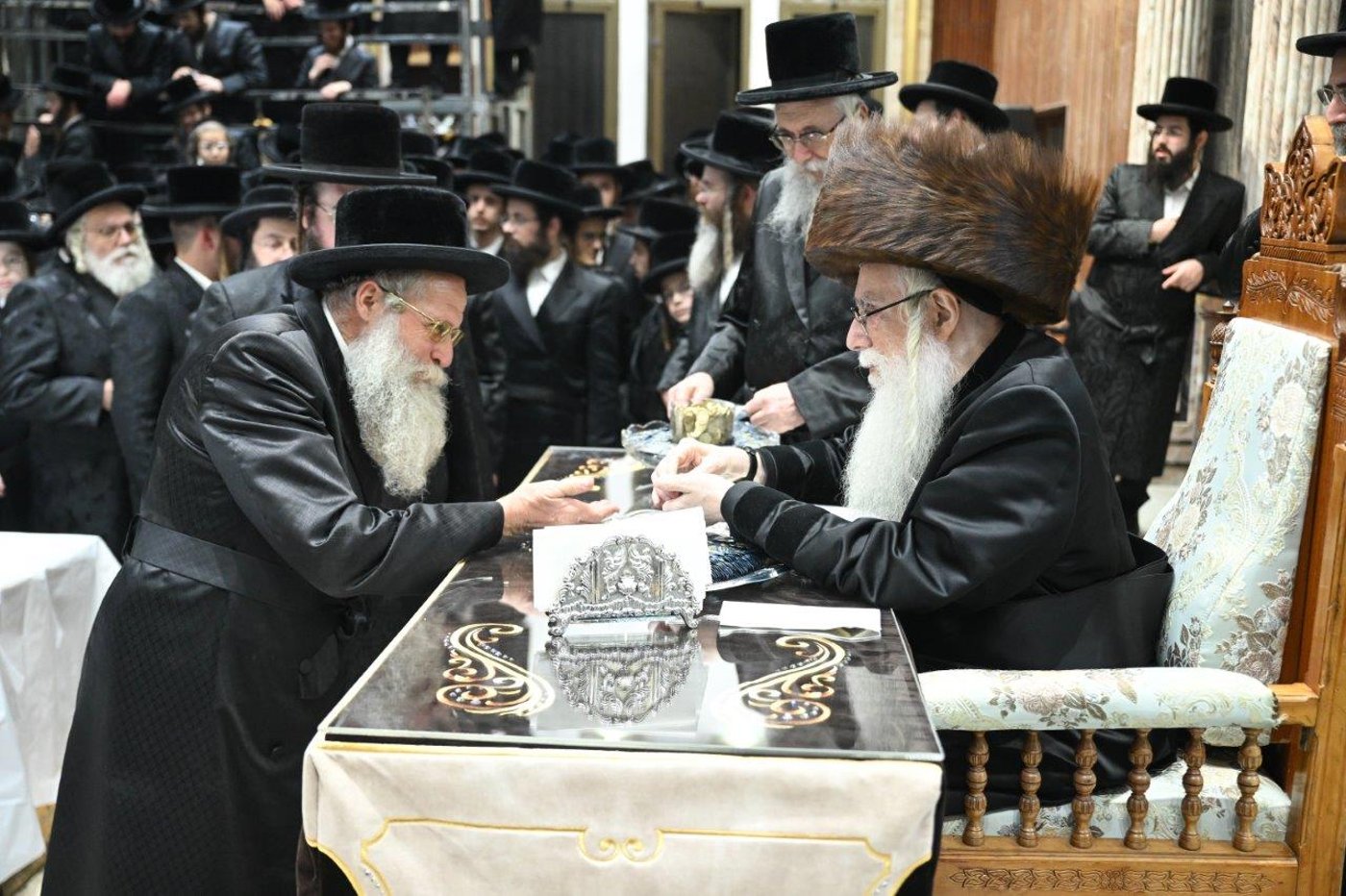 האדמו"ר מצאנז בהדלקת נרות חנוכה