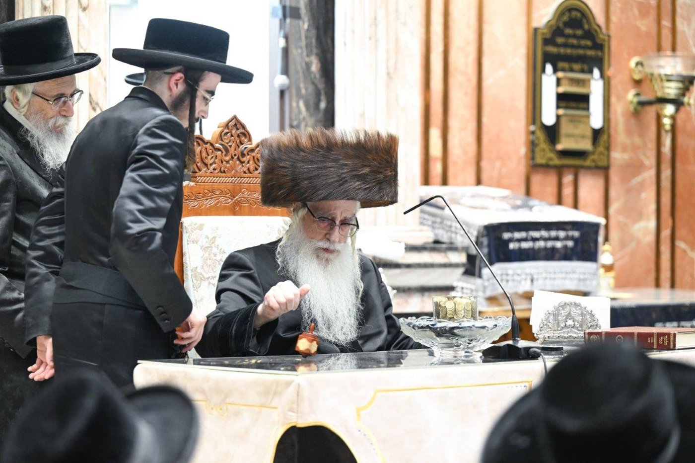 האדמו"ר מצאנז בהדלקת נרות חנוכה