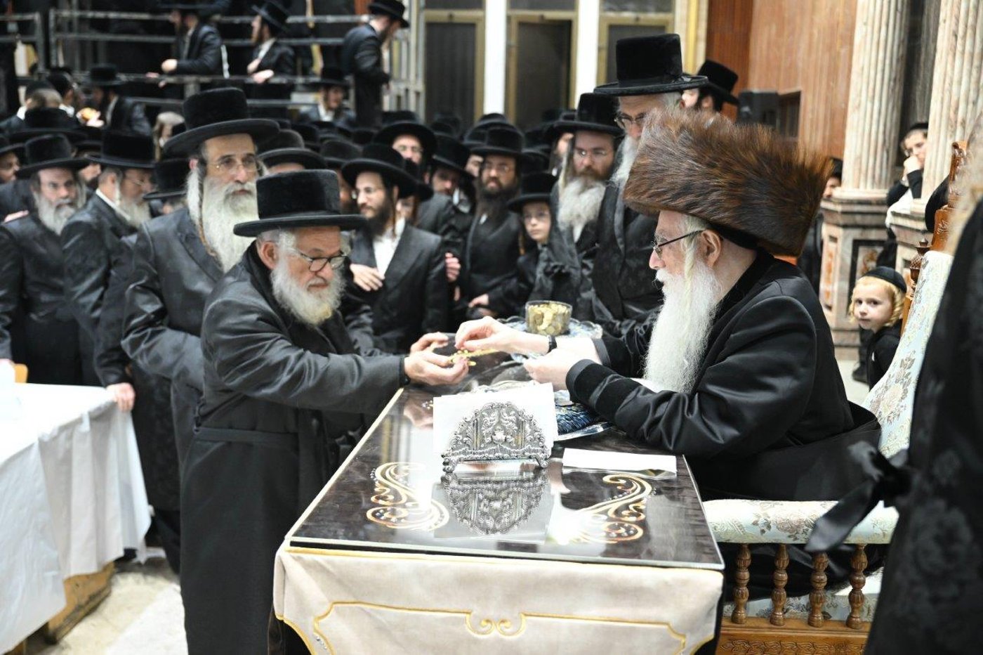 האדמו"ר מצאנז בהדלקת נרות חנוכה