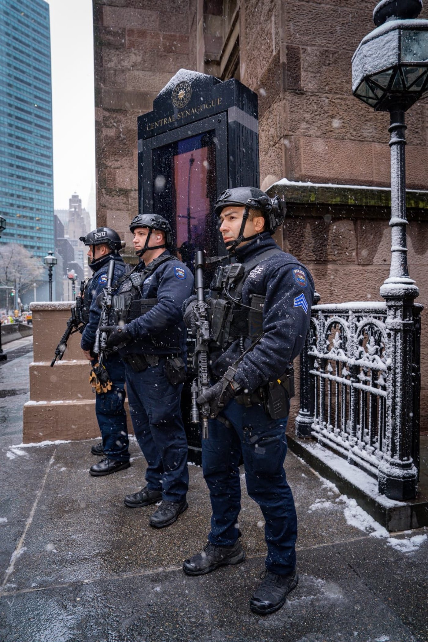 "חג נפלא" | תיעוד: שוטרי ניו יורק עומדים בשלג בנשקים שלופים - מול חזית בית הכנסת