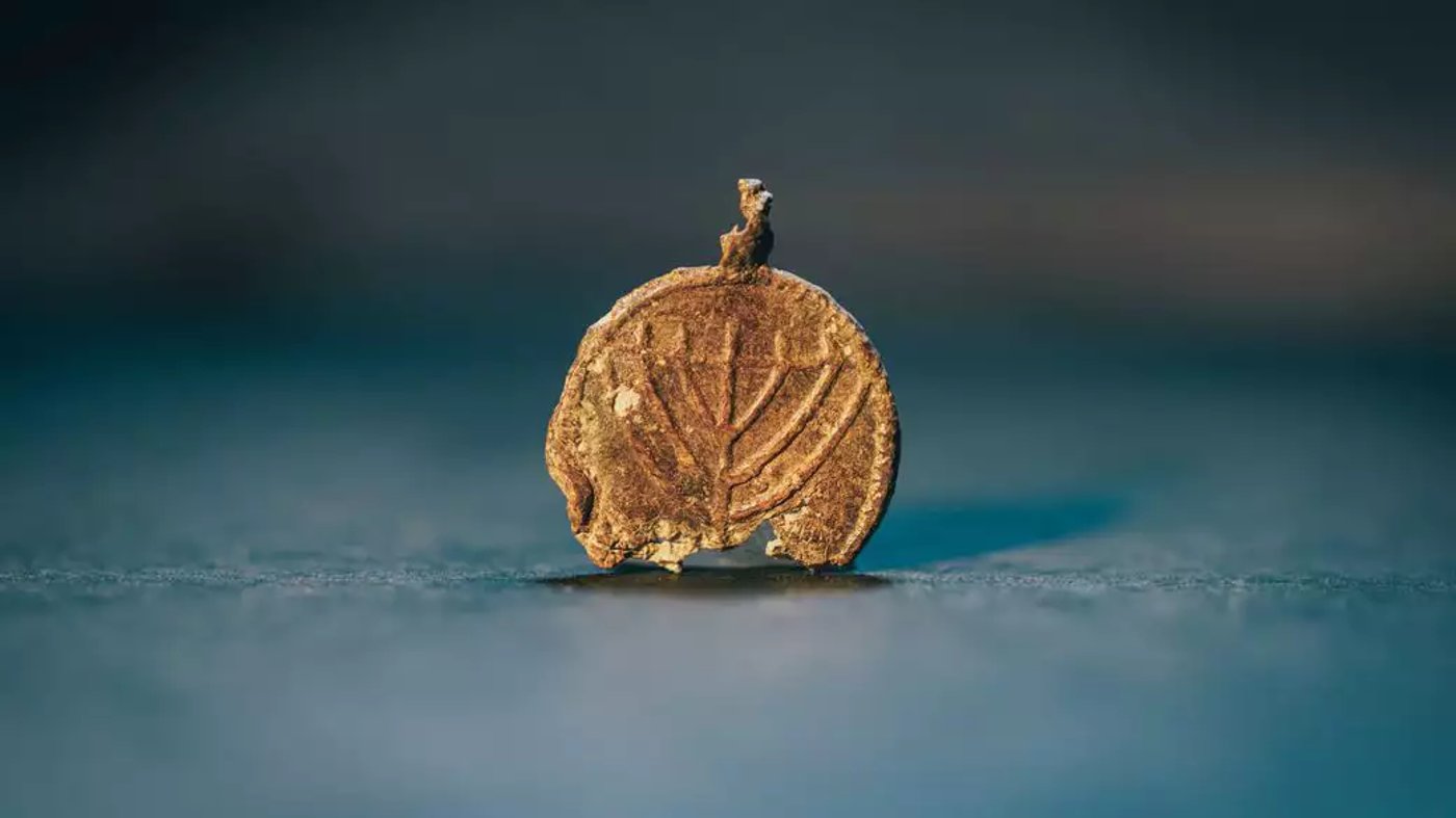 התליון עם סמל המנורה