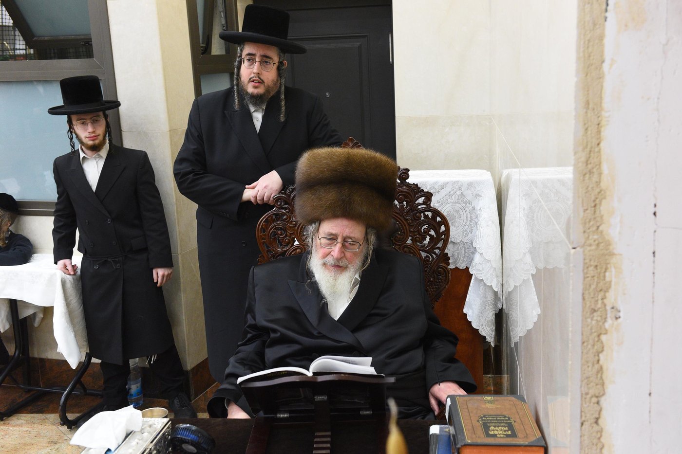 האדמו"ר מספינקא בהדלקת נרות חנוכה