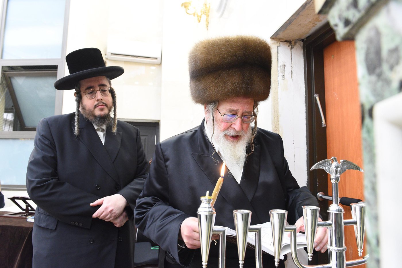 האדמו"ר מספינקא בהדלקת נרות חנוכה