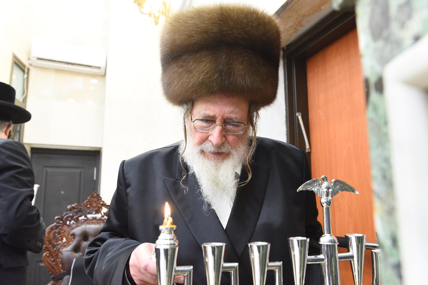 האדמו"ר מספינקא בהדלקת נרות חנוכה