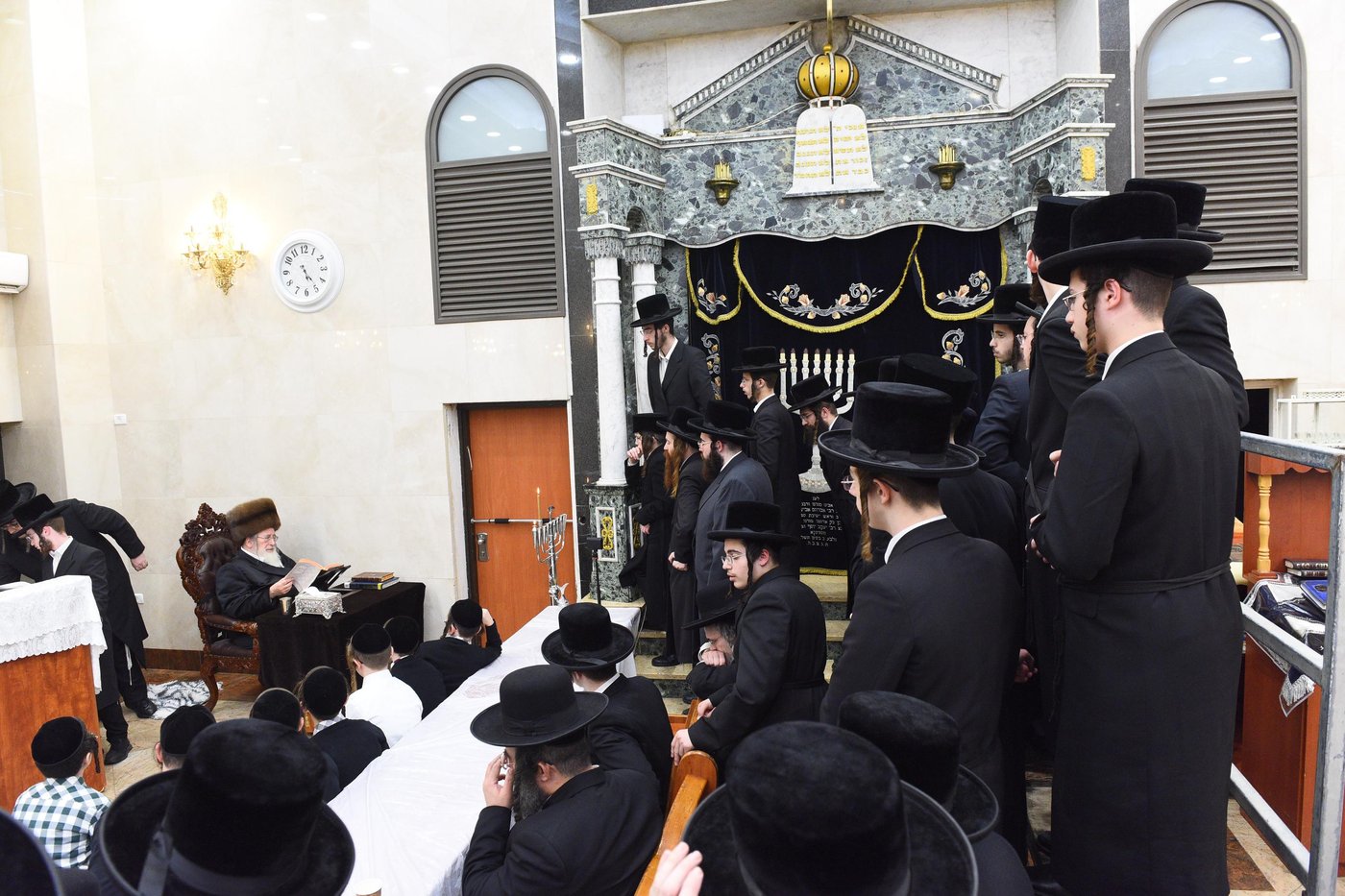 האדמו"ר מספינקא בהדלקת נרות חנוכה