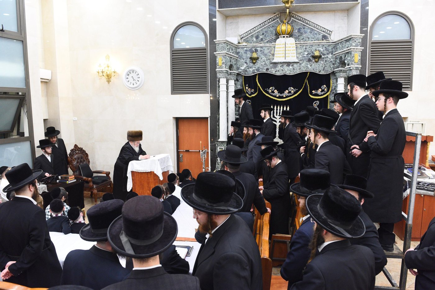 האדמו"ר מספינקא בהדלקת נרות חנוכה