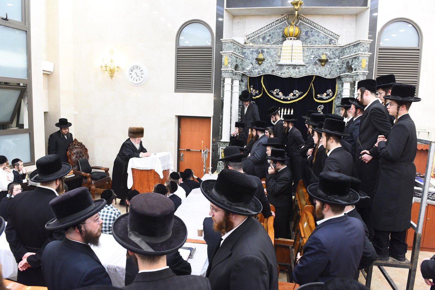 האדמו"ר מספינקא בהדלקת נרות חנוכה