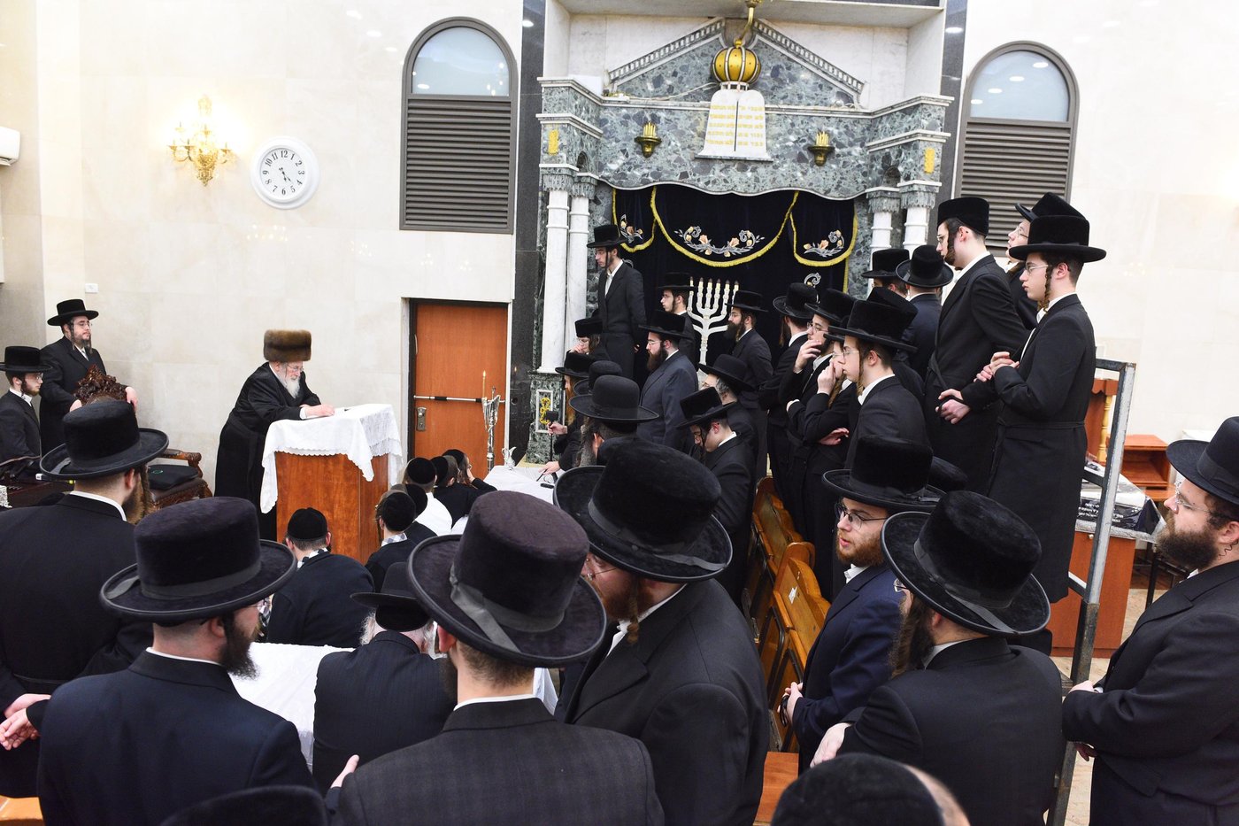 האדמו"ר מספינקא בהדלקת נרות חנוכה