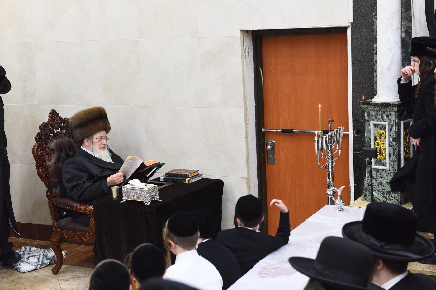 האדמו"ר מספינקא בהדלקת נרות חנוכה