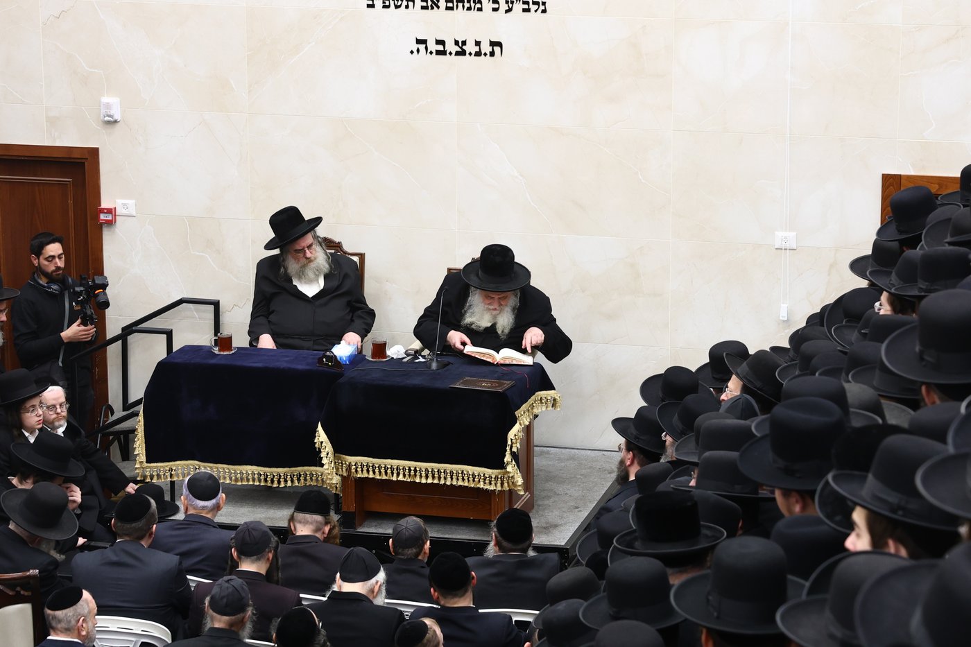 נר ראשון של חנוכה אצל הגר"ש אלתר