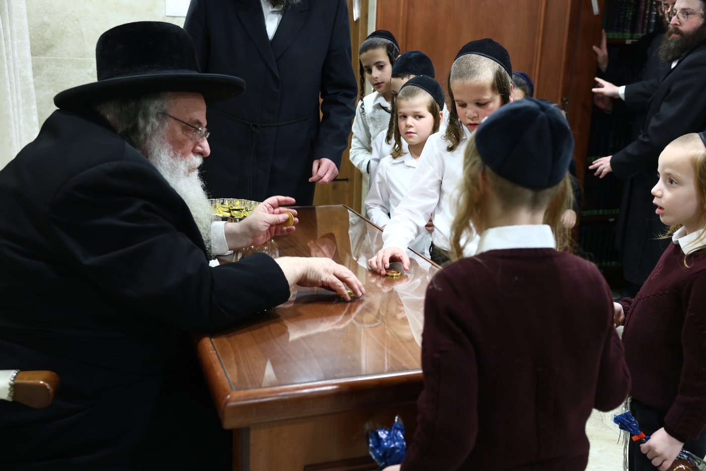 נר ראשון של חנוכה אצל הגר"ש אלתר