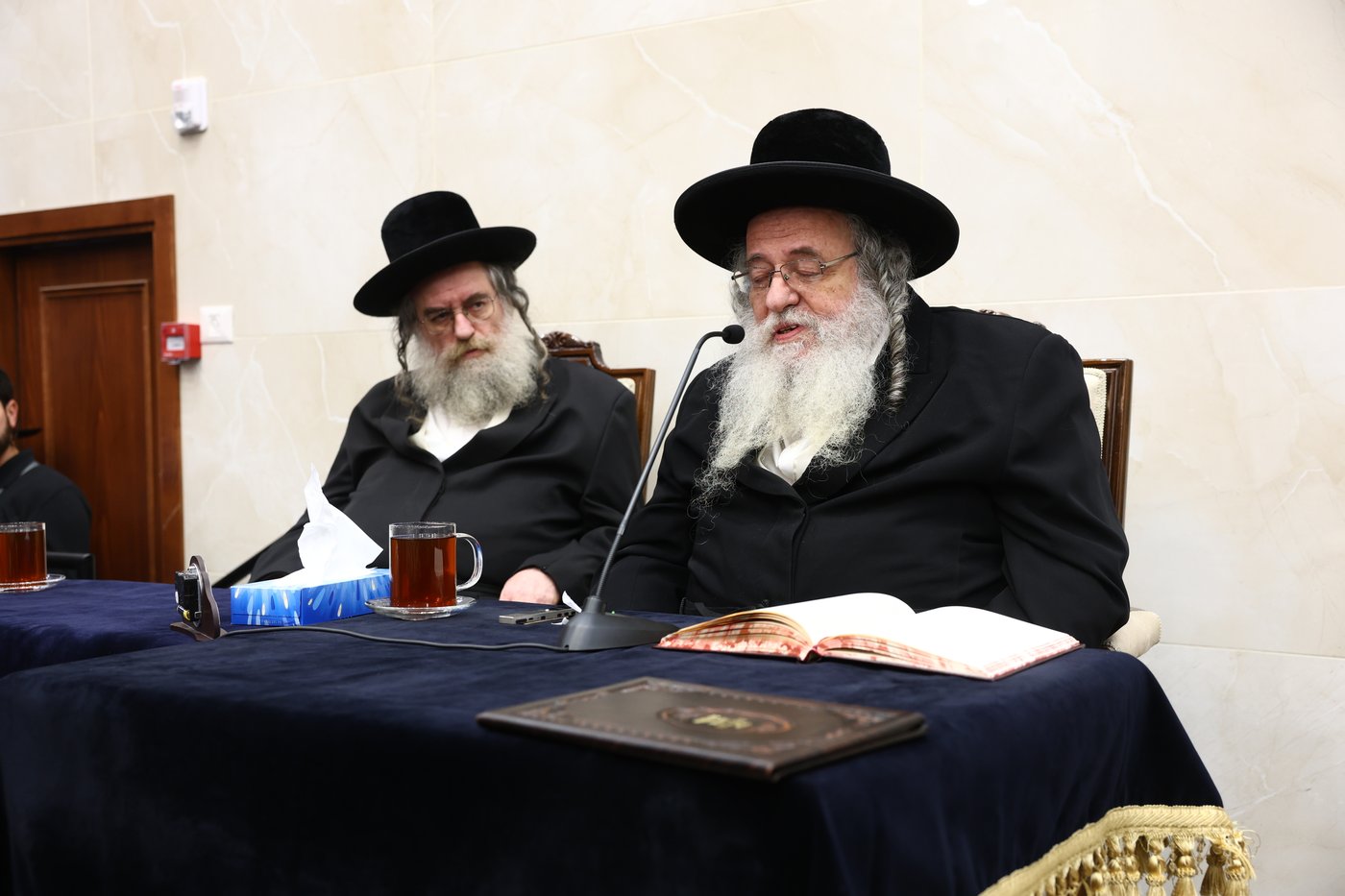 נר ראשון של חנוכה אצל הגר"ש אלתר