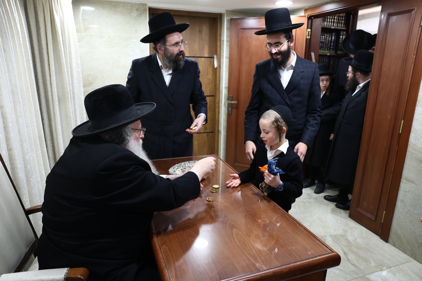 נר ראשון של חנוכה אצל הגר"ש אלתר