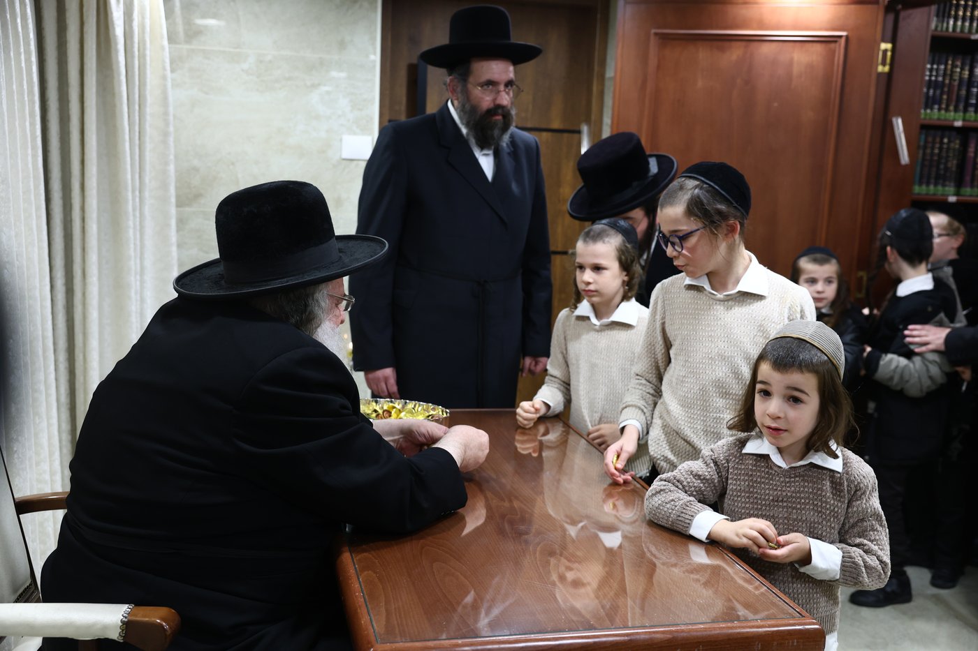 נר ראשון של חנוכה אצל הגר"ש אלתר