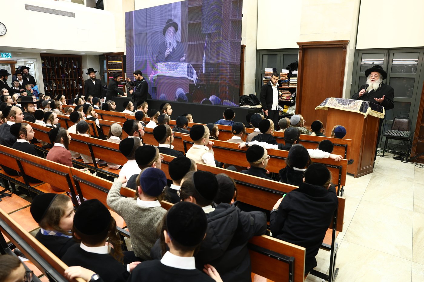 נר ראשון של חנוכה אצל הגר"ש אלתר