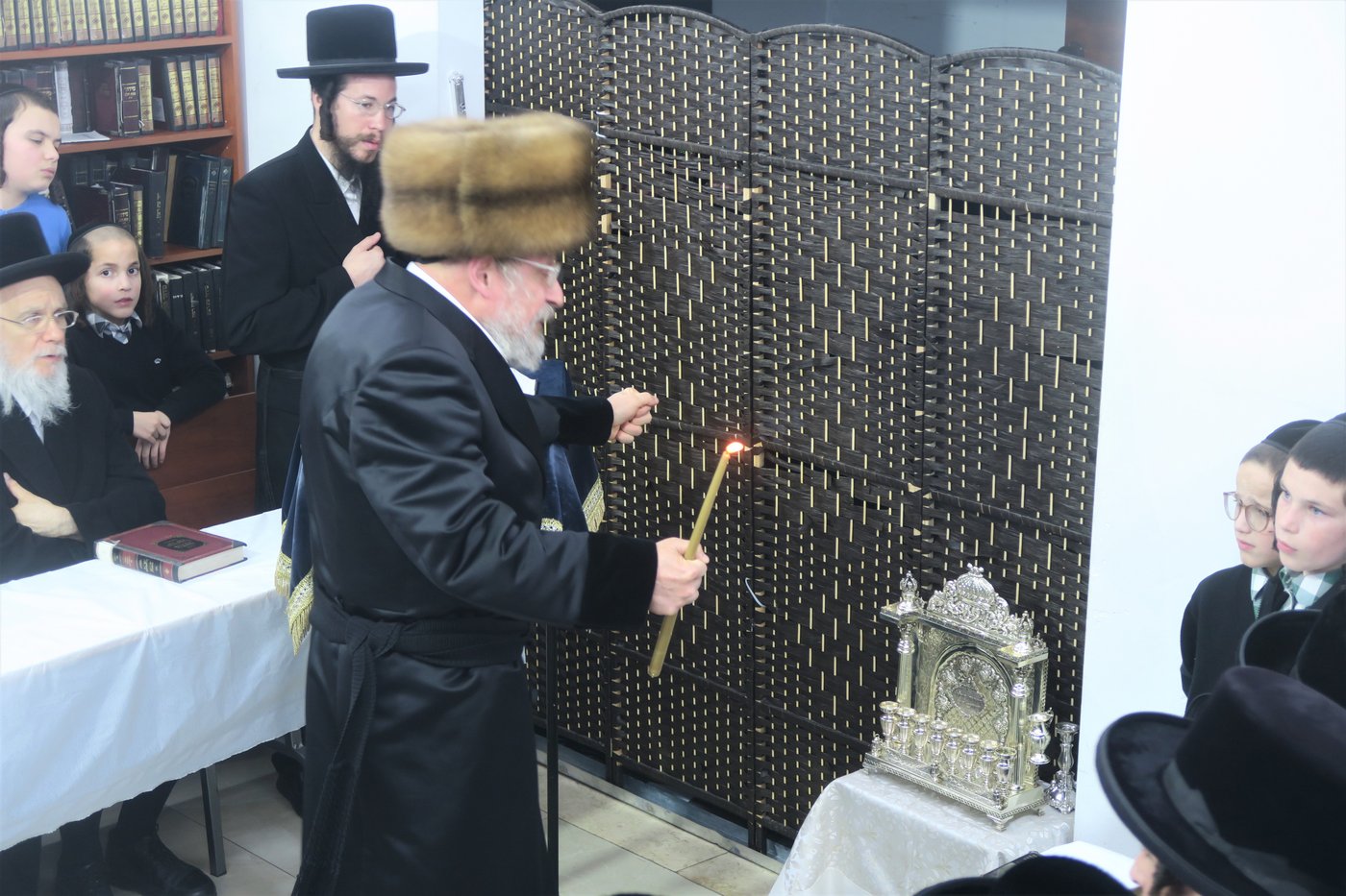 האדמו"ר מאנטניא בהדלקת נרות חנוכה 