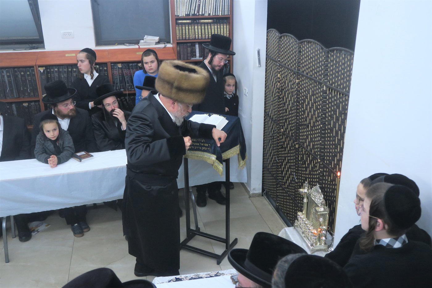 האדמו"ר מאנטניא בהדלקת נרות חנוכה 