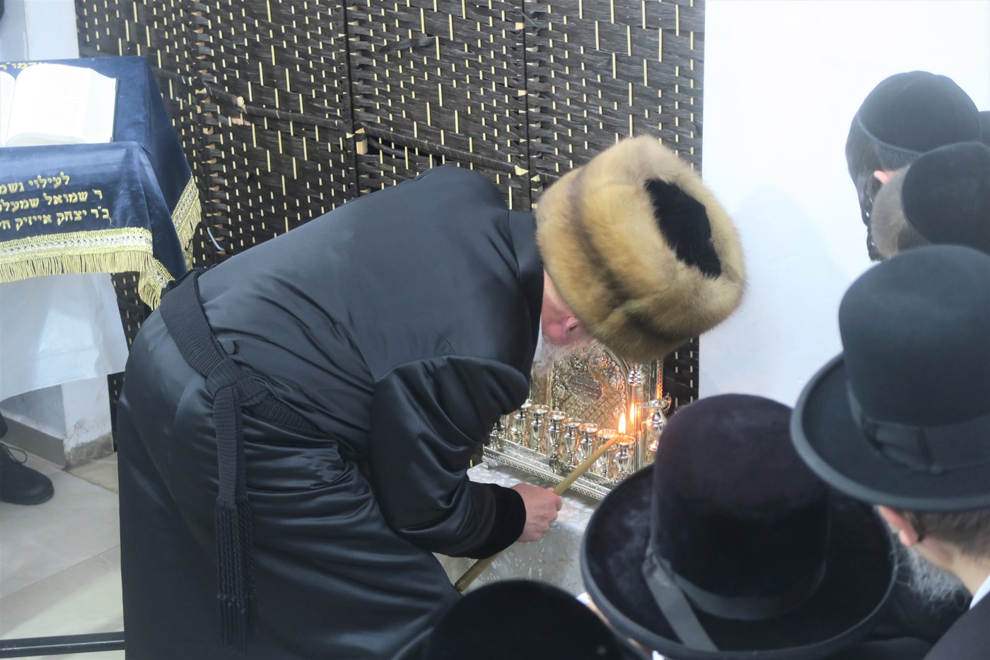 האדמו"ר מאנטניא בהדלקת נרות חנוכה 