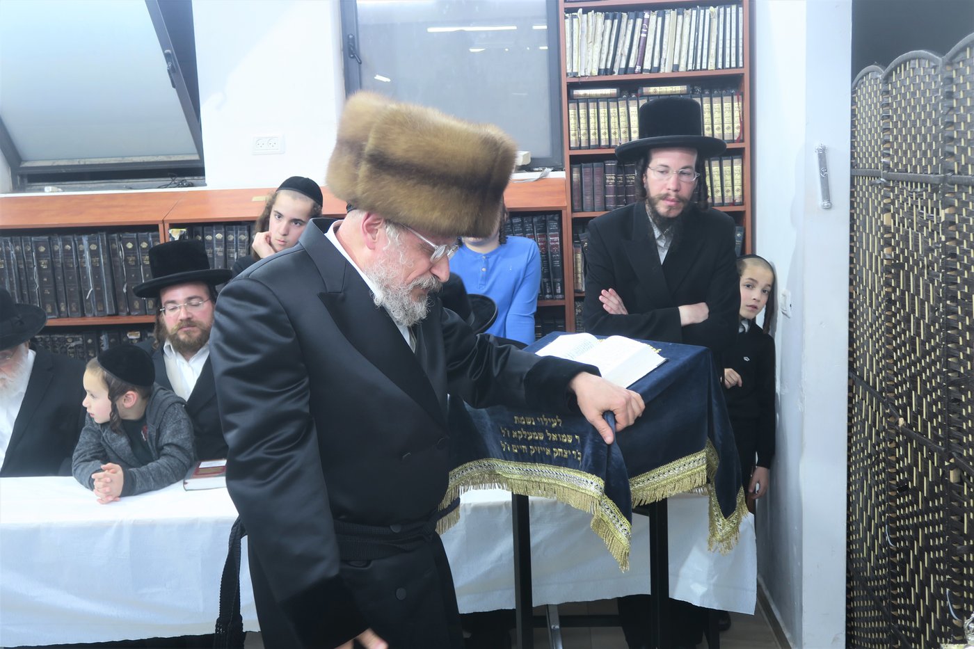 האדמו"ר מאנטניא בהדלקת נרות חנוכה 