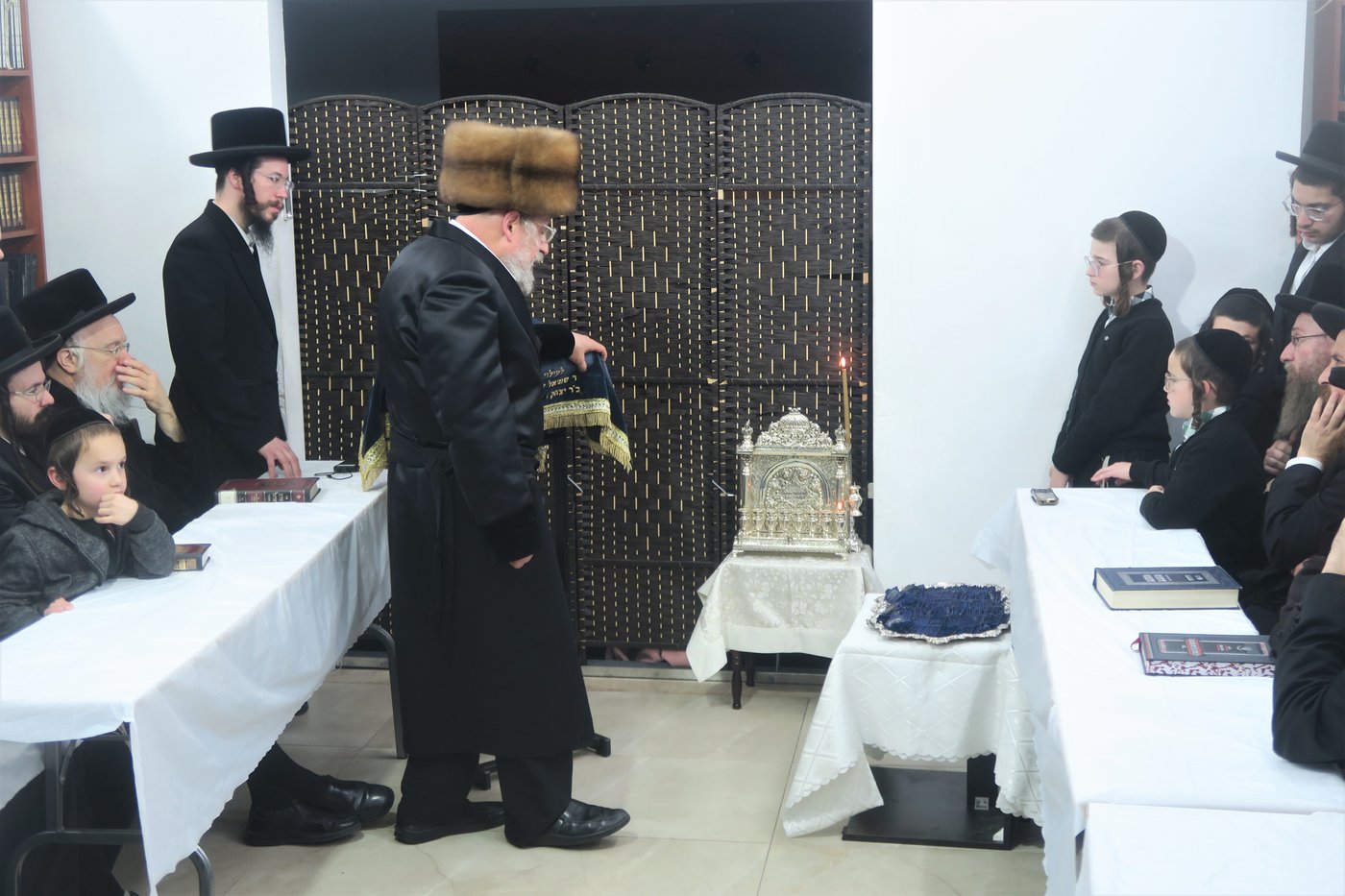 האדמו"ר מאנטניא בהדלקת נרות חנוכה 