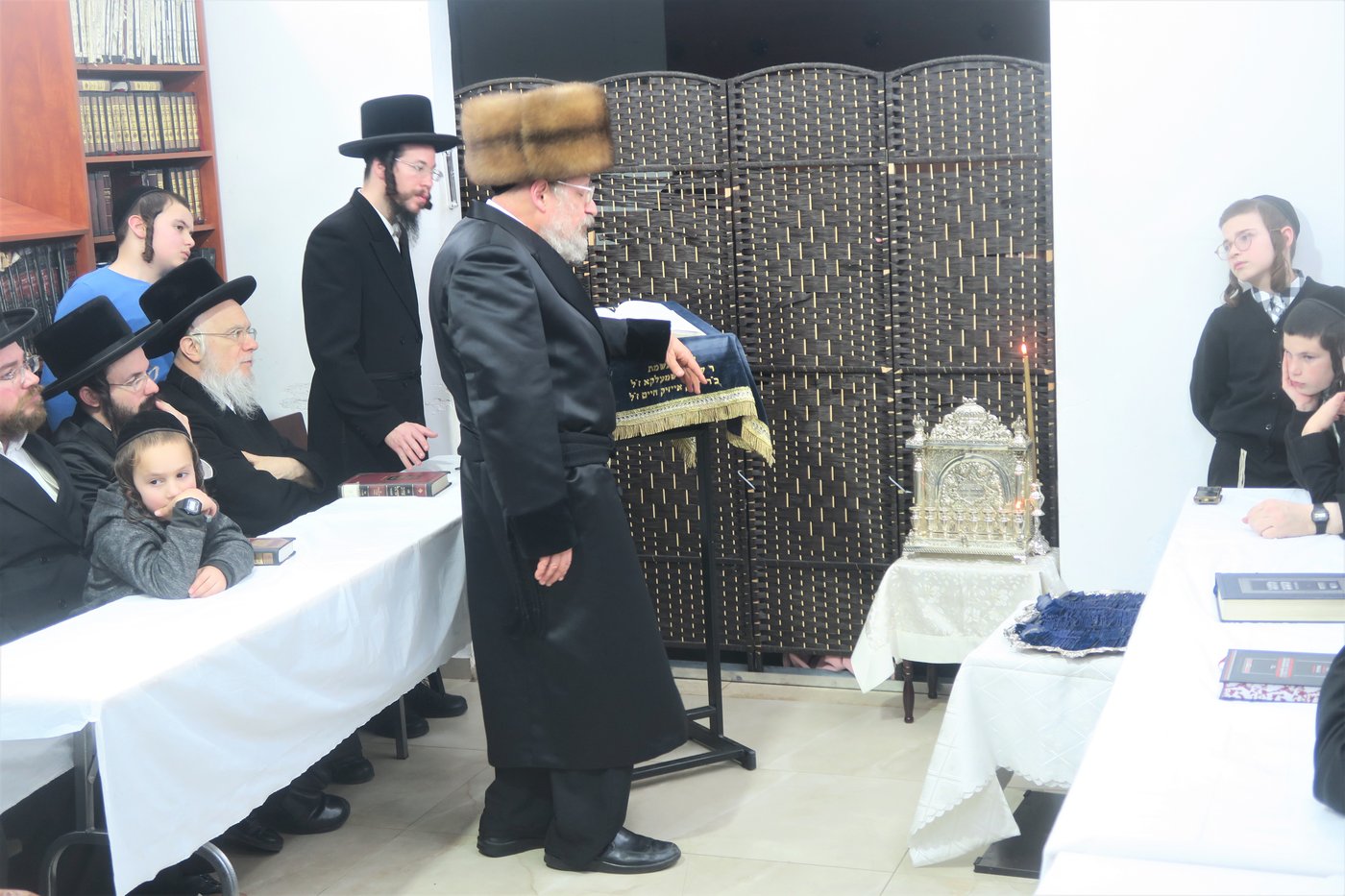 האדמו"ר מאנטניא בהדלקת נרות חנוכה 