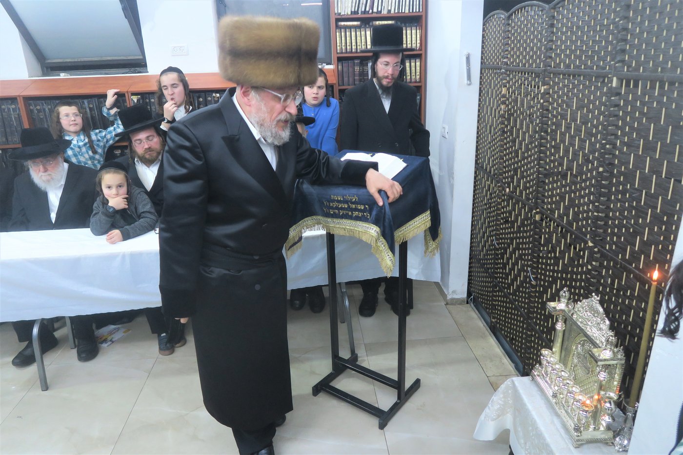 האדמו"ר מאנטניא בהדלקת נרות חנוכה 