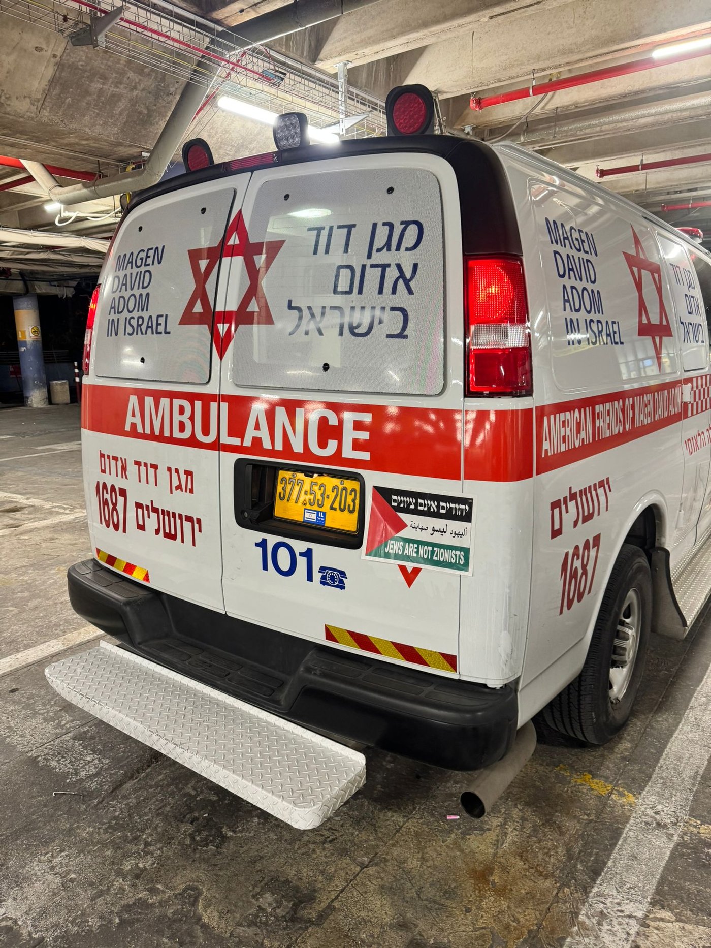 דגל פלסטין על האמבולנס