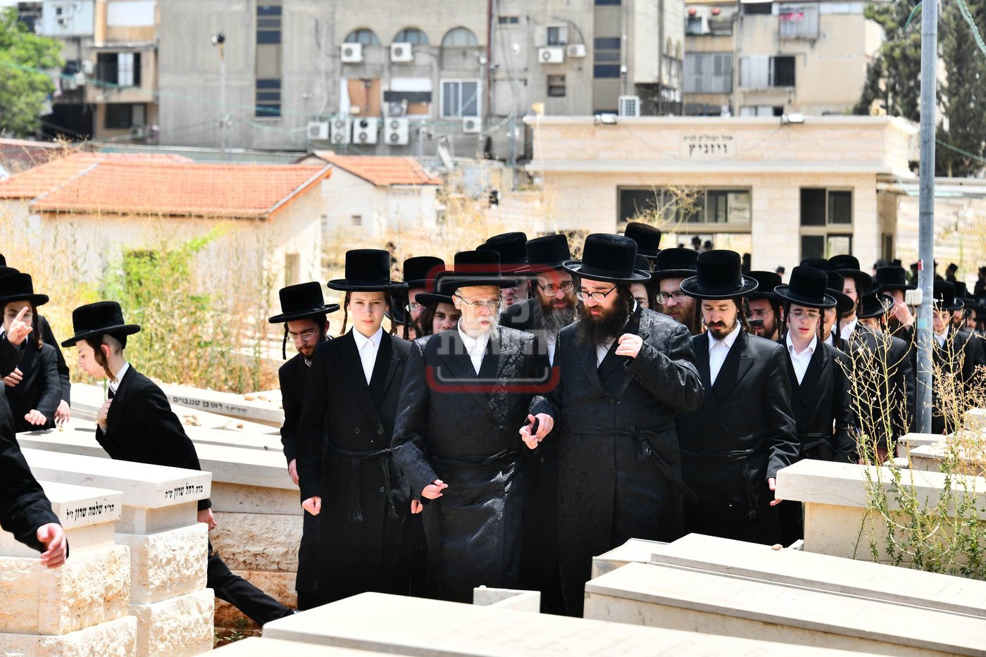 האדמו"ר מסערט ויז'ניץ בציון אביו זצ"ל