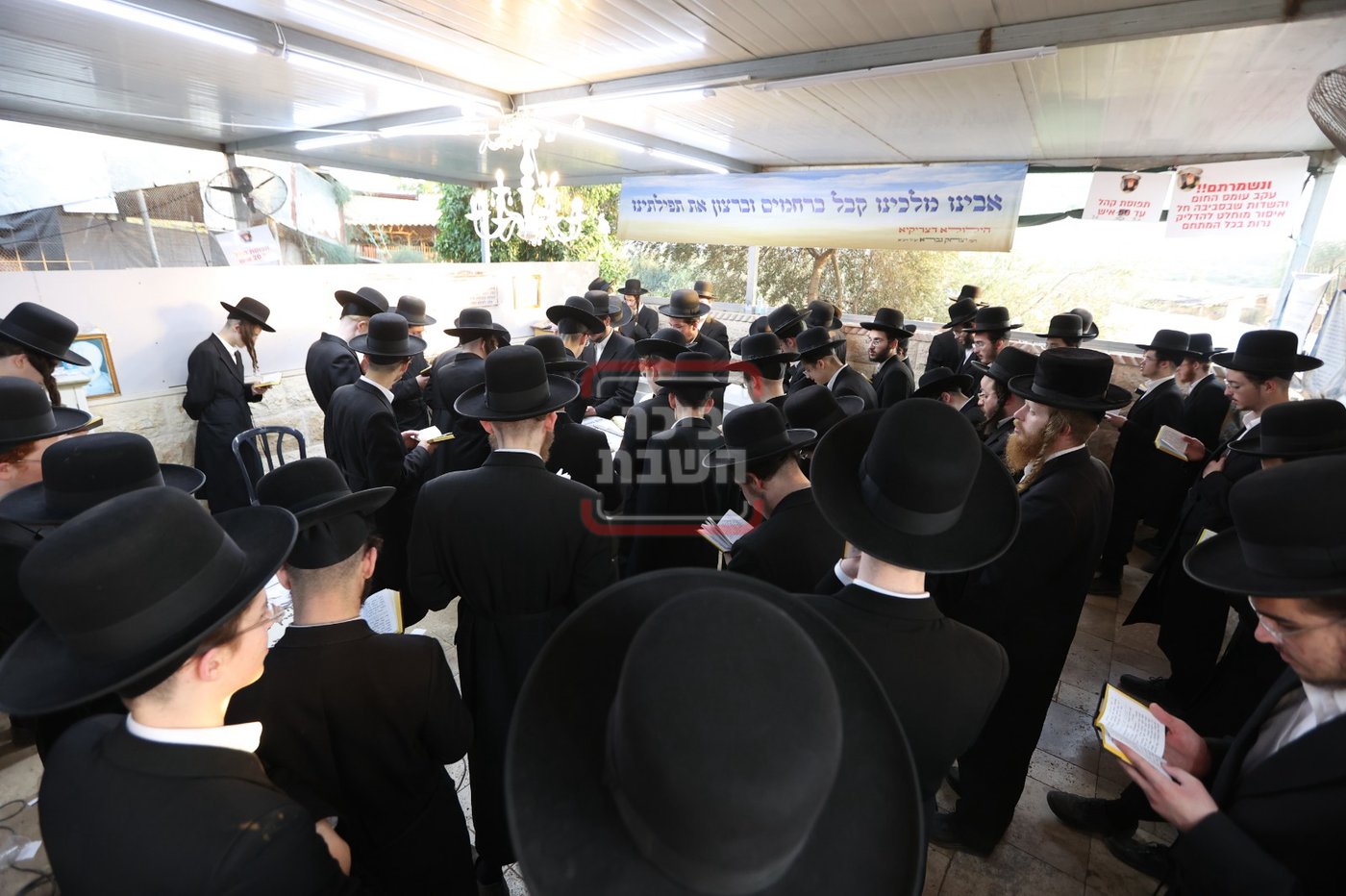 המונים בתפילה בציון הצדיק בעג'ור