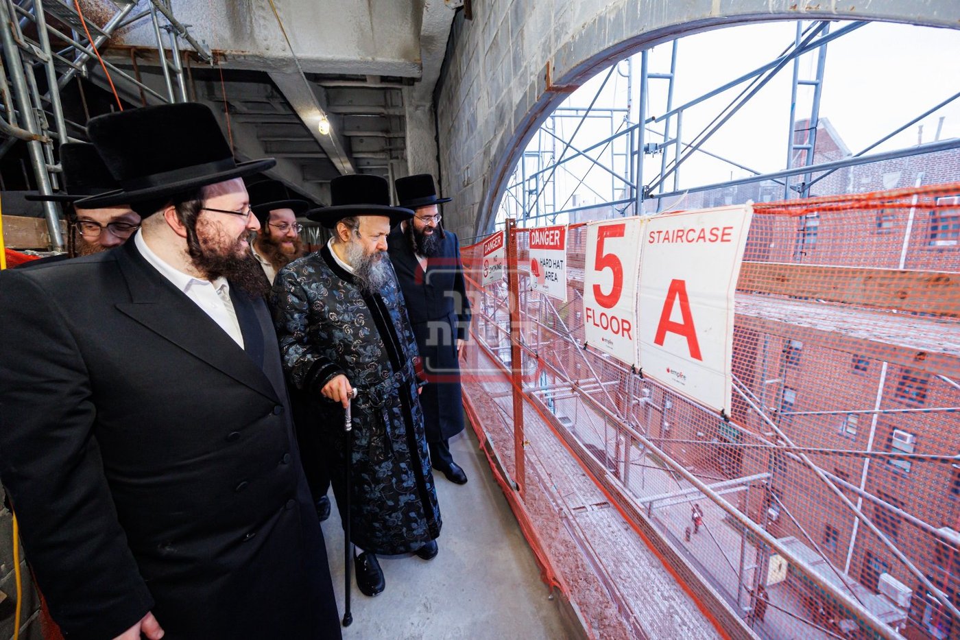 האדמו"ר מבאבוב 45 בסיור בשטח בית מדרשו ההולך ונשלם 