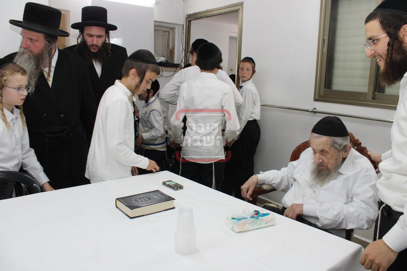 תלמידי ת"ת כלל חסידי אצל הגר"ד לנדו