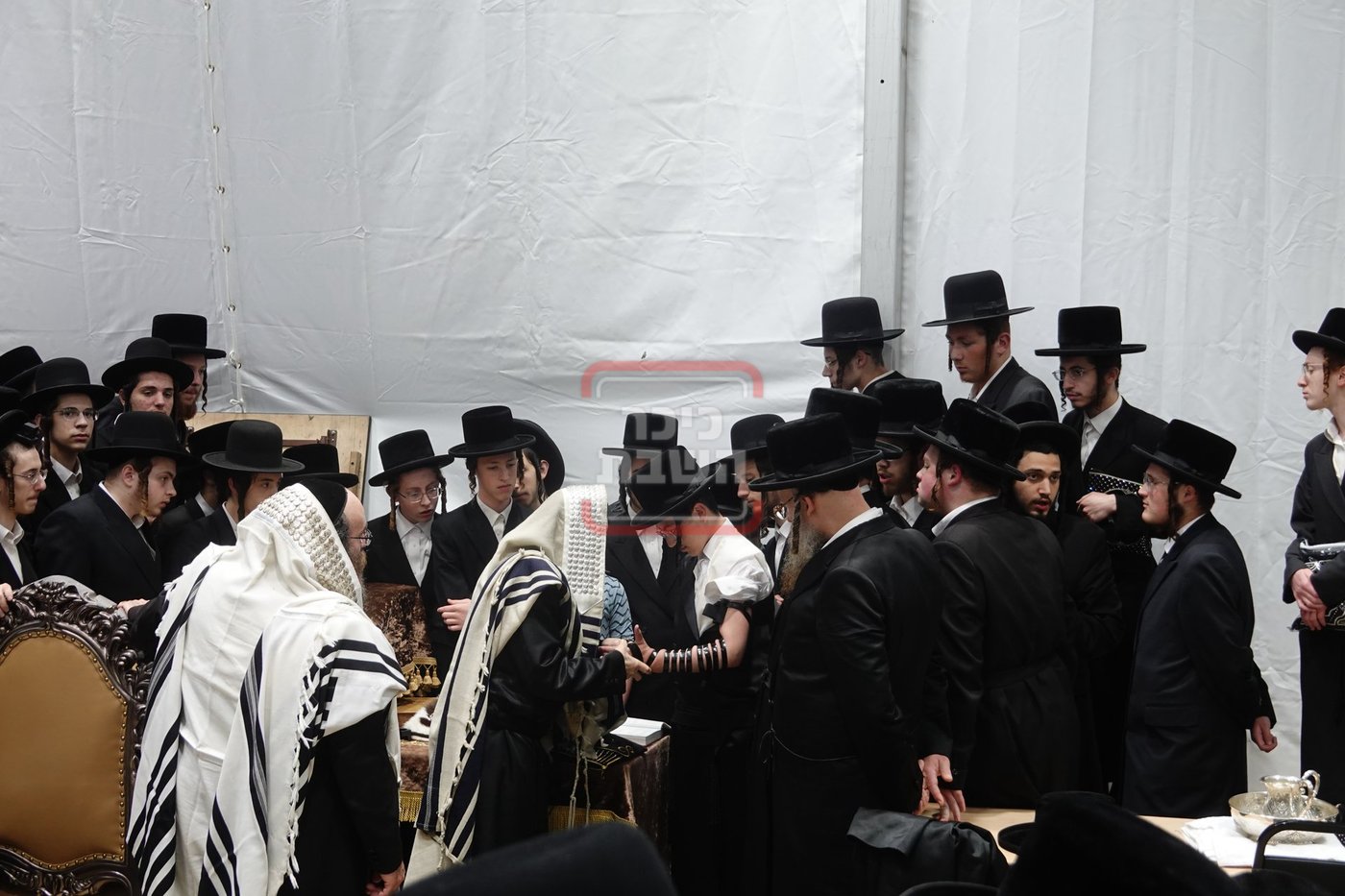 מעמד הנחת תפילין לנכד האדמו"ר מסערדאהעלי בקאנטרי