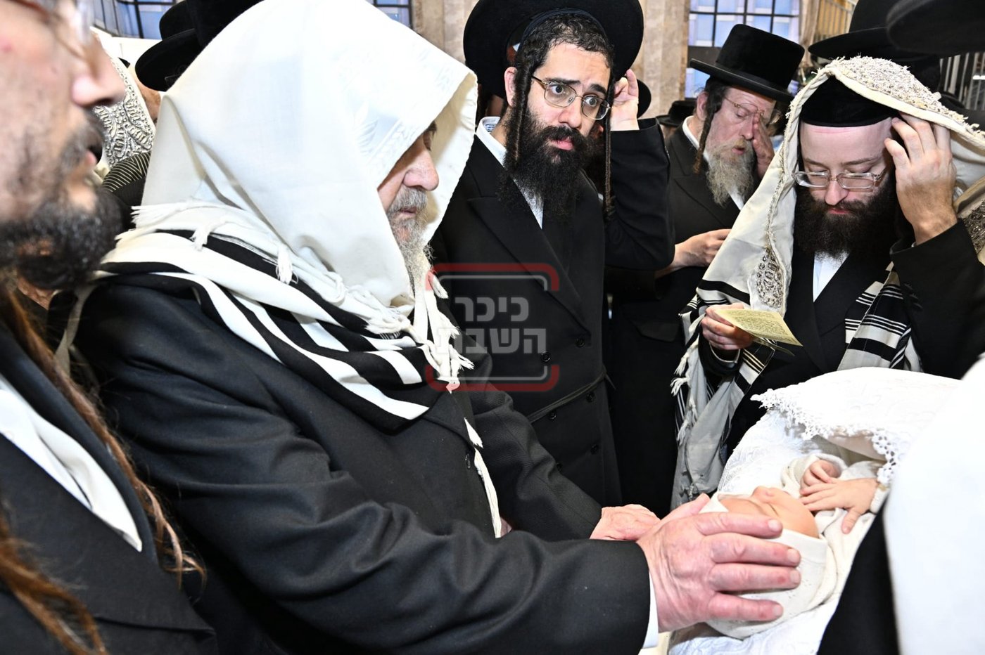 האדמו"ר מקאסוב, והגרי"מ שעכטר בברית מילה