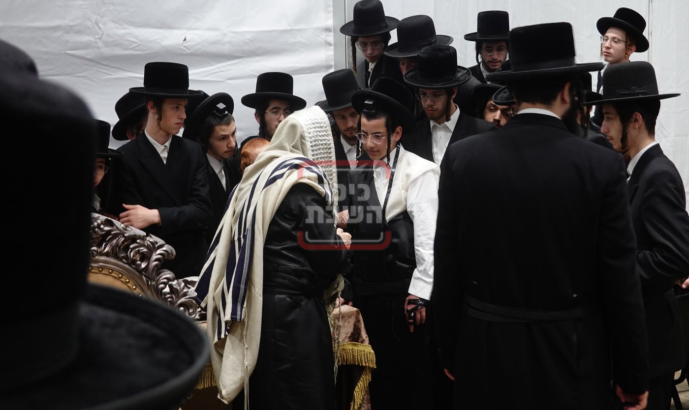 מעמד הנחת תפילין לנכד האדמו"ר מסערדאהעלי בקאנטרי